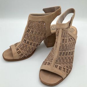 VINCE CAMUTO KEANNIE OPEN TOE SIZE 7 M